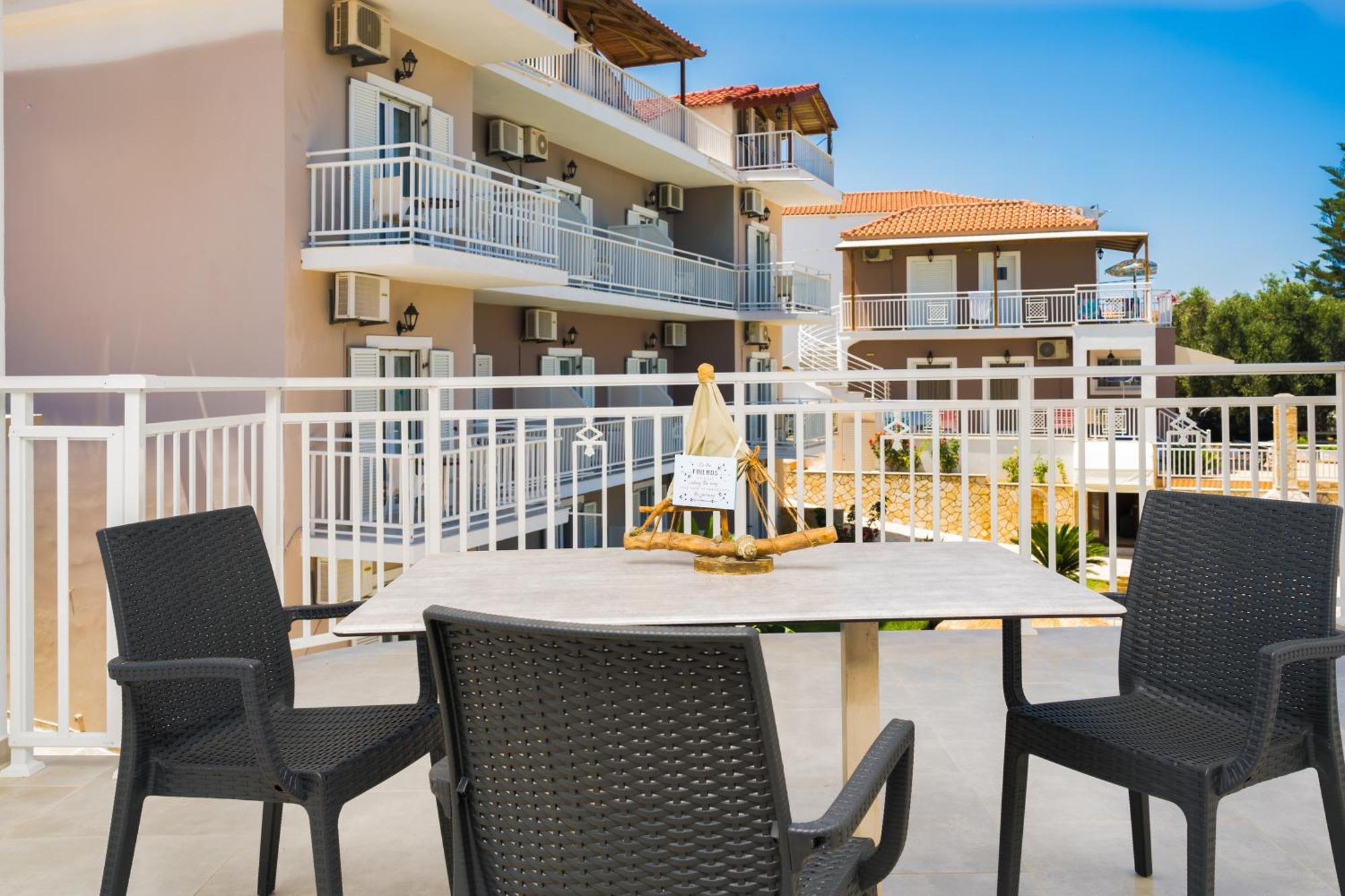 Hotel apartamentowy Amoudi Studios Apartments Hotel Ammoudi