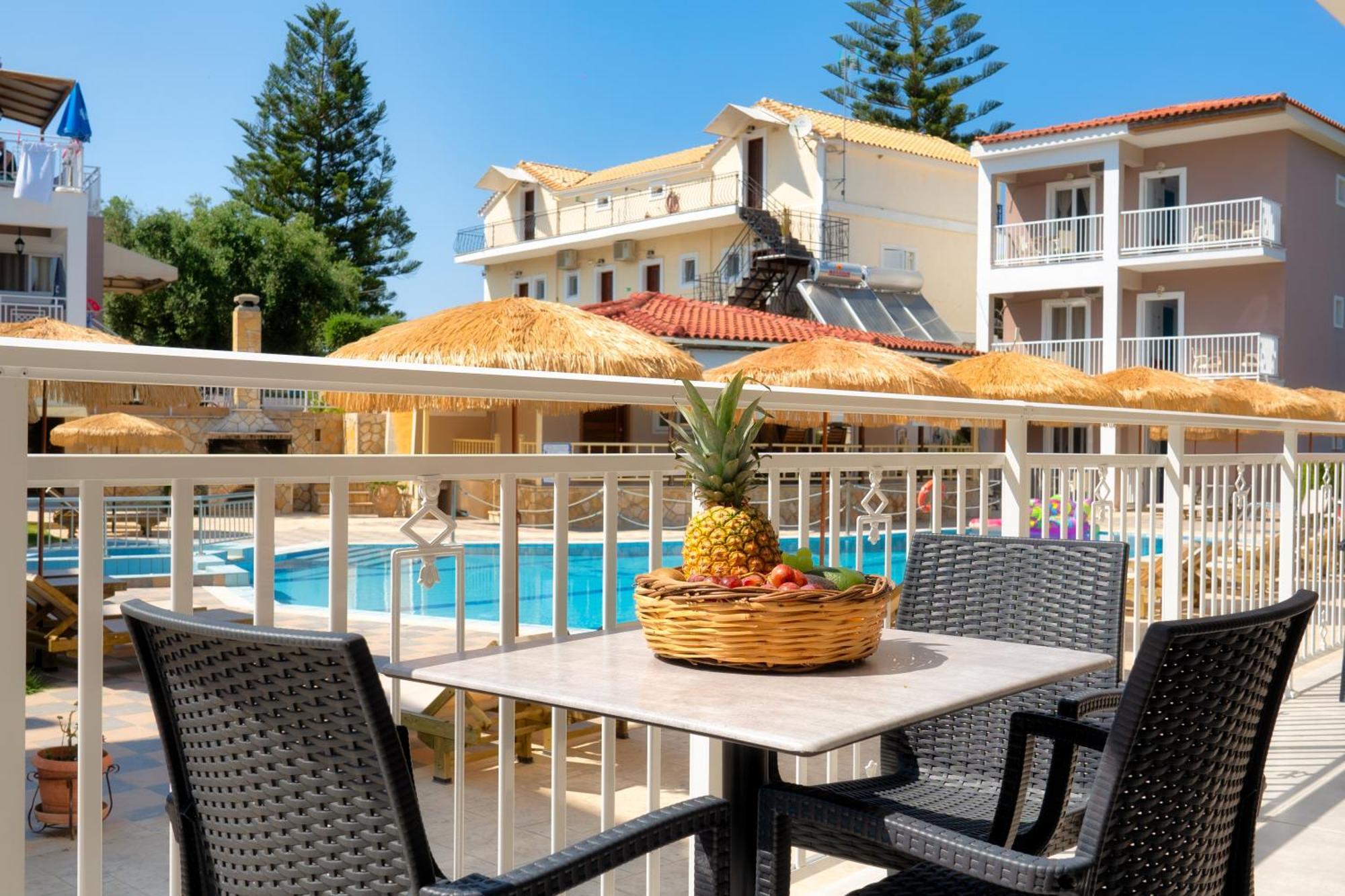 Amoudi Studios Apartments Hotel Hotel apartamentowy