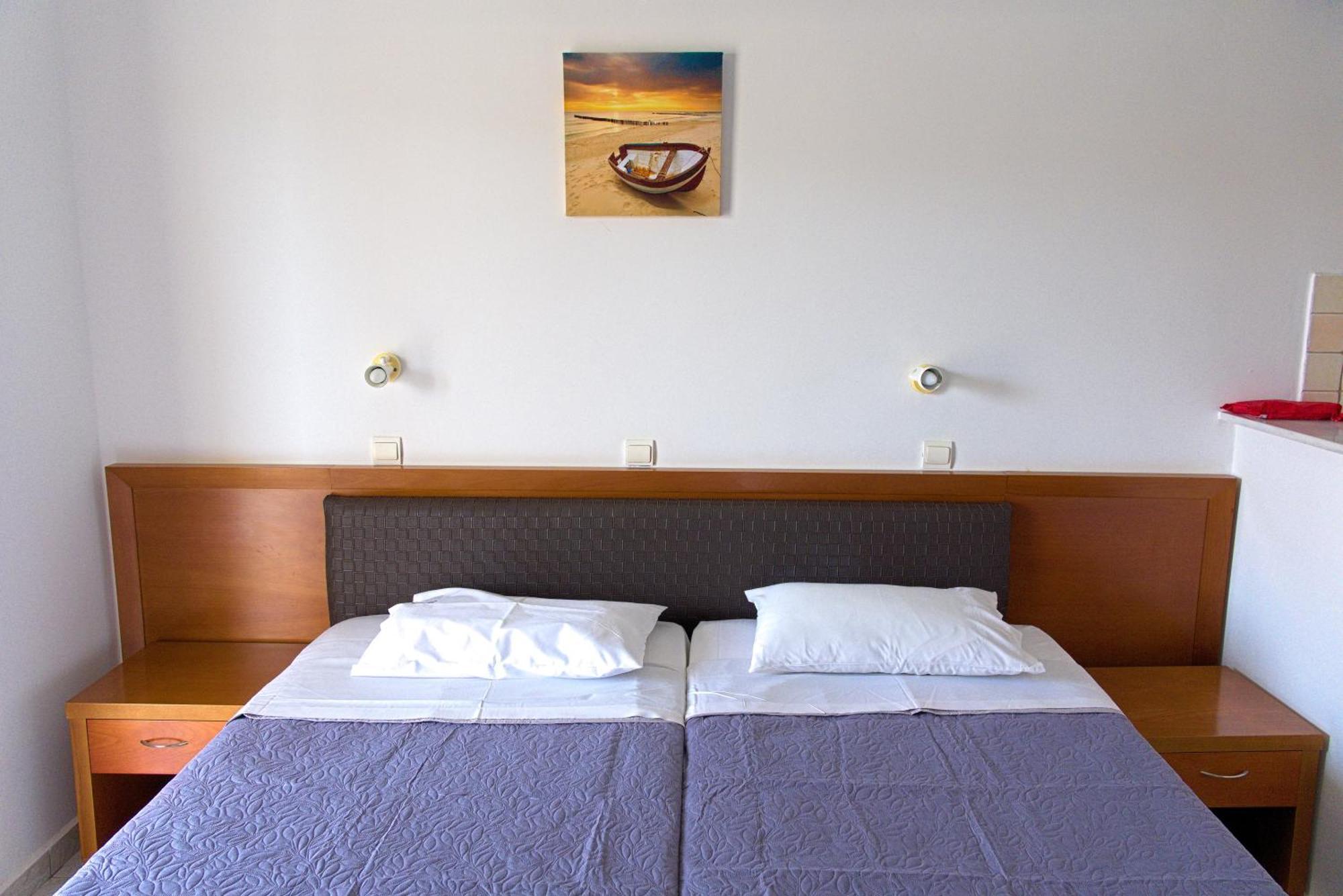 Hotel apartamentowy Amoudi Studios Apartments Hotel