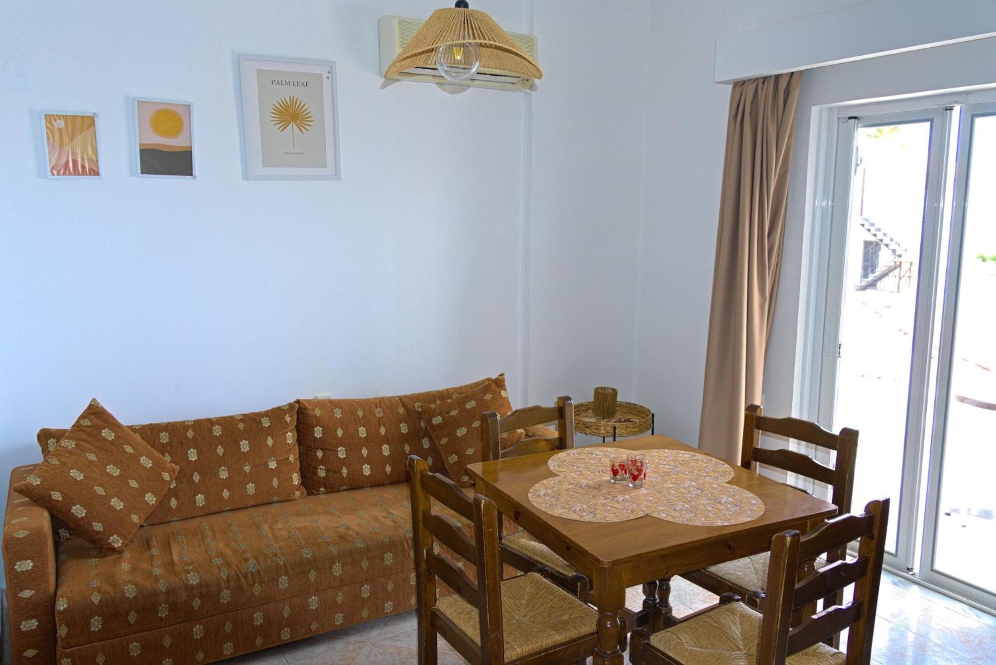 Amoudi Studios Apartments Hotel