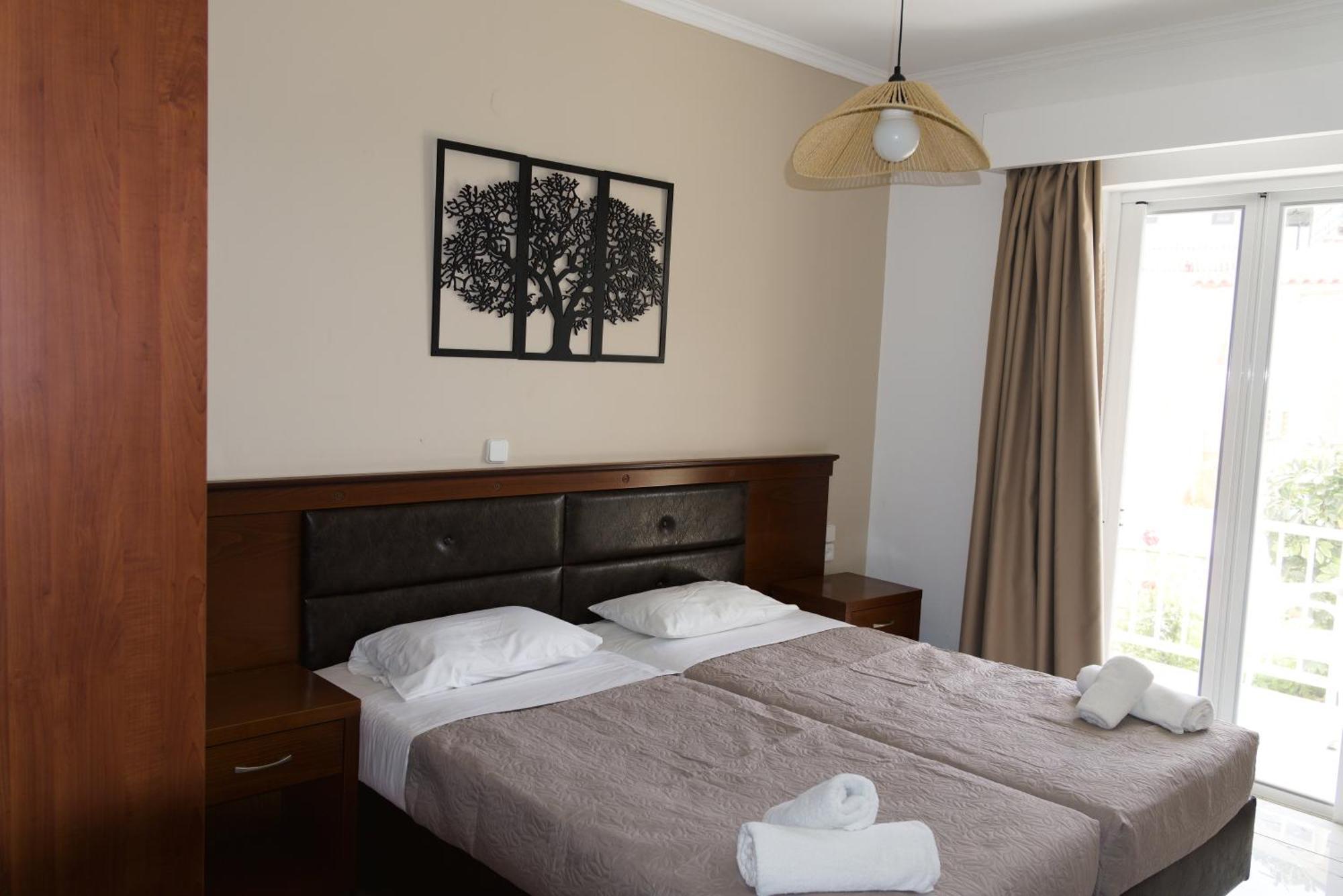 Amoudi Studios Apartments Hotel